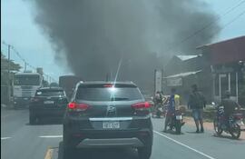 Incendio y humareda en zona de Acceso Sur.