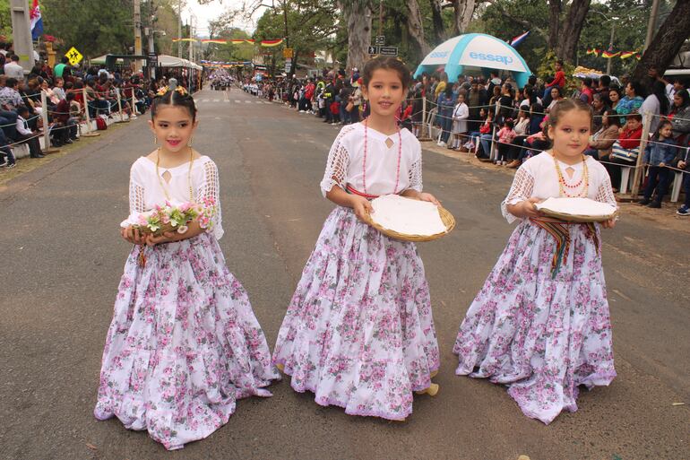 Colorido desfile por los 142 años de San Bernardino.
