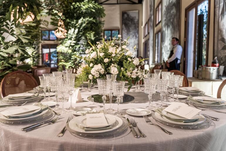 La decoración fue montada por We Do con una selección de flores y plantas naturales, todo combinado con mobiliarios de la Bella Aurora.