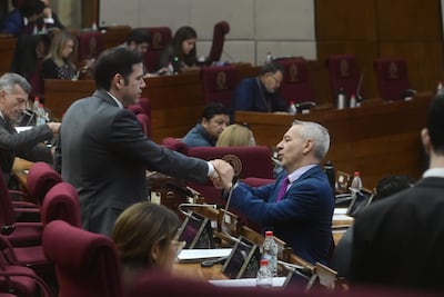 Daniel Centurión saluda al cartista Alejandro Aguilera.
