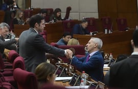 Daniel Centurión saluda al cartista Alejandro Aguilera.