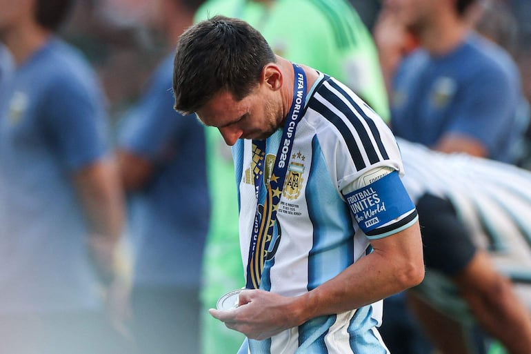 El delantero de Argentina Lionel Messi mira su medalla de segundo lugar luego de perder el partido final del torneo de fútbol de la Copa del Mundo 2026 entre España y Argentina en el New York/New Jersey Stadium en East Rutherford.
