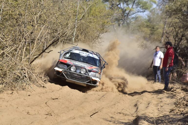 Los aficionados en las picadas de la Etapa 1 del Rally del Chaco 2023.
