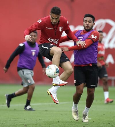 Guerrero (c), durante la práctica de la selección peruana.