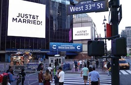 Una pantalla gigante muestra el mensaje "¡RECIÉN CASADO!" (T&T para Taylor y Travis) en las afueras del Madison Square Garden, el lugar indicado para las celebraciones de la boda de la cantante pop Taylor Swift y el atleta profesional Travis Kelce, en la ciudad de Nueva York