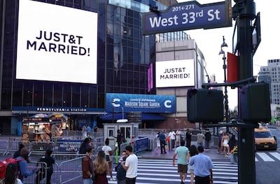 Una pantalla gigante muestra el mensaje "¡RECIÉN CASADO!" (T&T para Taylor y Travis) en las afueras del Madison Square Garden, el lugar indicado para las celebraciones de la boda de la cantante pop Taylor Swift y el atleta profesional Travis Kelce, en la ciudad de Nueva York