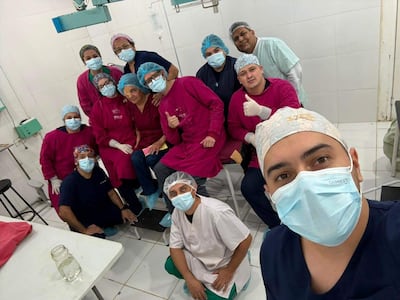 El equipo médico que estuvo a cargo de las intervenciones quirúrgicas a 98 pacientes en Carapeguá.