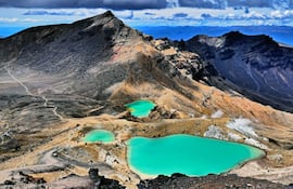 Senderismo turístico de Nueva Zelanda en el Parque Nacional de Cruce Alpino de Tongariro.