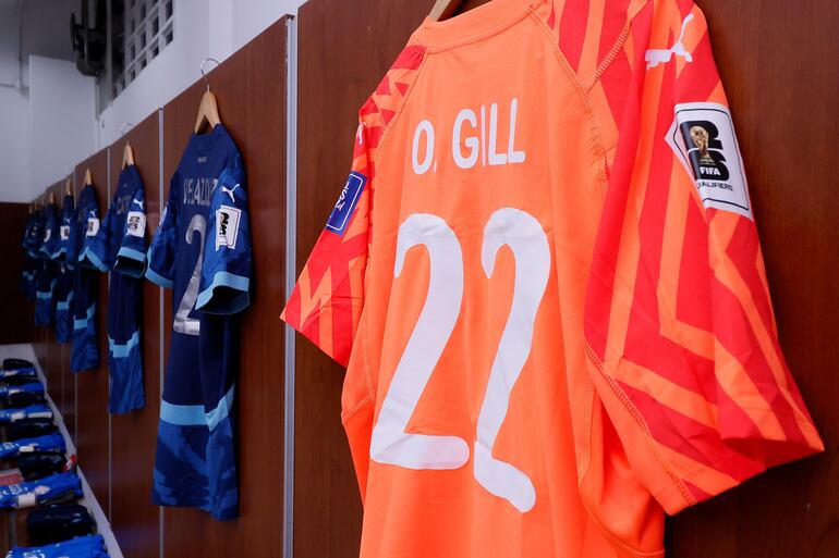 La camiseta de Orlando Gill, arquero de la selección de Paraguay, en el vestuario del estadio Nacional, en Lima, Perú.