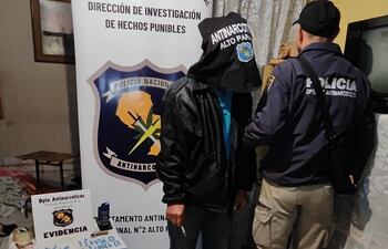 Pedro Miguel González Escalante, aparece con las evidencias incautadas en su poder.