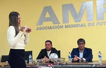 José Ortigoza, Secretario General de la Confederación Sudamericana de Fútbol de Salón (Derecha) y Fredy González durante el sorteo.
Foto gentileza