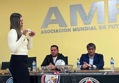 José Ortigoza, Secretario General de la Confederación Sudamericana de Fútbol de Salón (Derecha) y Fredy González durante el sorteo.
Foto gentileza