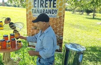 Pablo Pereira, productor apícola de San Ignacio, trabaja junto a su familia en la producciónde miel, una actividad que se consolida como alternativa económica para familias rurales de Misiones.
