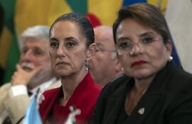 La presidenta de México, Claudia Sheinbaum (i), y la presidenta de Honduras, Xiomara Castro, participan en la IX Cumbre de la Comunidad de Estados Latinoamericanos y Caribeños (Celac) este miércoles, en Tegucigalpa (Honduras). EFE/ Str
