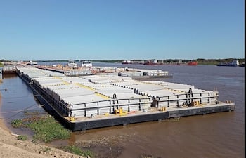 Varias barcazas aguardan para poder continuar viaje en la zona de la desembocadura del río Bermejo.