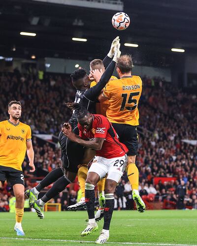 La jugada en la que André Onana, arquero del Manchester United, golpea a Sasa Kalajdzic, delantero de Wolverhampton.