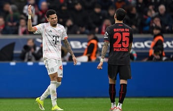 El delantero colombiano del Bayern de Múnich, Luis Díaz (izq.), número 14, reacciona tras ser expulsado por el árbitro durante el partido de la Bundesliga, la primera división alemana, entre el Bayer 04 Leverkusen y el FC Bayern de Múnich en Leverkusen, Alemania Occidental, el 14 de marzo de 2026. (Foto de INA FASSBENDER / AFP)