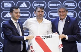 El nuevo entrenador del River Plate, Eduardo Coudet, sostiene una camiseta junto al presidente de River Plate, Stefano Di Carlo (i) y el director deportivo del River Plate, Enzo Francescoli, durante una rueda de prensa este miércoles, en Buenos Aires (Argentina).