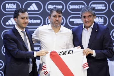 El nuevo entrenador del River Plate, Eduardo Coudet, sostiene una camiseta junto al presidente de River Plate, Stefano Di Carlo (i) y el director deportivo del River Plate, Enzo Francescoli, durante una rueda de prensa este miércoles, en Buenos Aires (Argentina).