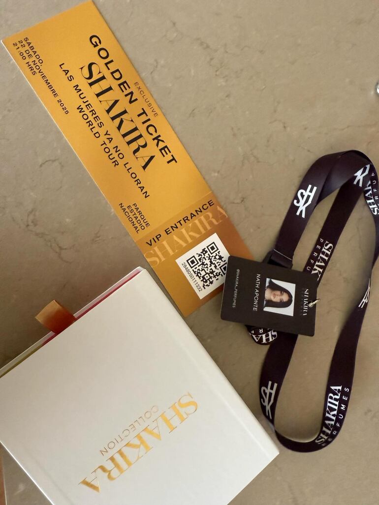 El golden ticket de Nath Aponte. Nuestra compatriota fue parte de la manada oficial de La Loba en su show en Chile. (Instagram/Nath Aponte)