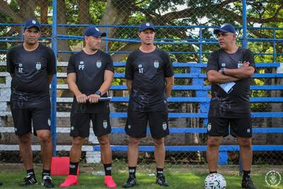 Pedro Alcides Sarabia (48 años, derecha), con integrantes de su cuerpo técnico, durante la presentación realizada en La Paila.