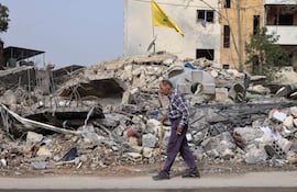 Un hombre camina junto a los escombros de un edificio destruido en la ciudad de Nabatieh, al sur del Líbano, 18 de abril de 2026. Israel y Líbano han acordado un alto el fuego de 10 días, que entró en vigor a la medianoche del 16 de abril.