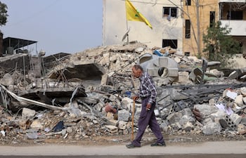 Un hombre camina junto a los escombros de un edificio destruido en la ciudad de Nabatieh, al sur del Líbano, 18 de abril de 2026. Israel y Líbano han acordado un alto el fuego de 10 días, que entró en vigor a la medianoche del 16 de abril.