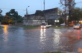 Así quedo el centro de la ciudad de Pilar, tras una lluvia en la calle Mcal López y Azzarini.