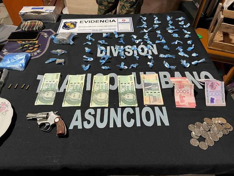 Parte de las evidencias recogidas por agentes antidrogas de la Policía Nacional. 