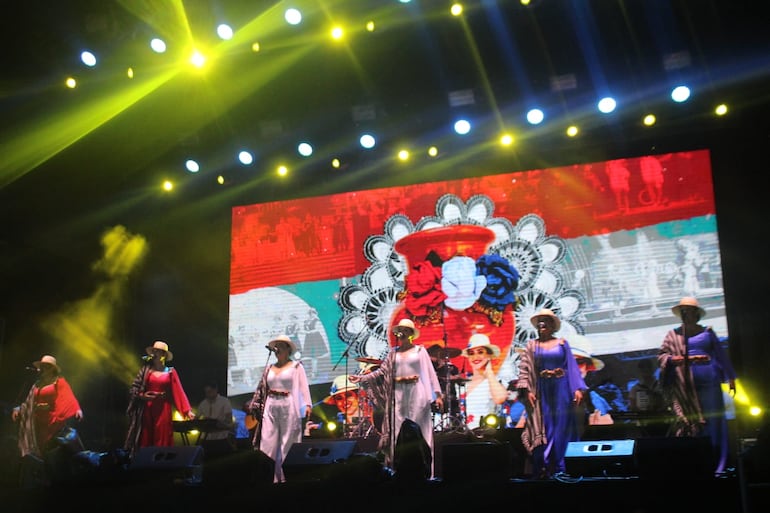 Las paraguayas alegraron la noche con su talento, carisma y una puesta en escena que cautivó al público de principio a fin.