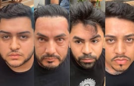 Cuatro hombres con camisetas de marcas, miradas serias, capturados durante un operativo en un ambiente informal.