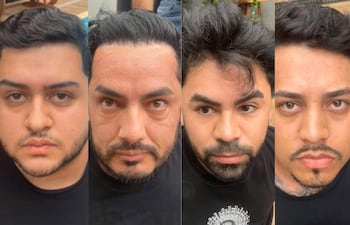 Cuatro hombres con camisetas de marcas, miradas serias, capturados durante un operativo en un ambiente informal.