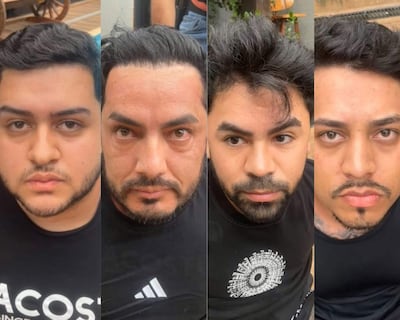 Cuatro hombres con camisetas de marcas, miradas serias, capturados durante un operativo en un ambiente informal.