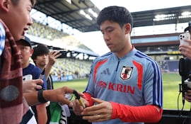 Wataru Endo #6 de Japón firma autógrafos para los aficionados durante una práctica abierta previo a la Copa del Mundo 2026 en el Geodis Park.
