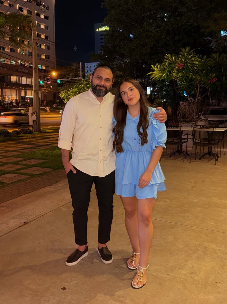 La cumpleañera Valentina con su orgulloso papá Maximiliano Biancucchi. (Instagram/Maximiliano Biancucchi)