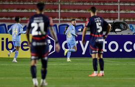 Carlos Melgar (c), futbolista de Bolívar, festeja un gol en el partido frente a Cerro Porteño por la sexta fecha del Grupo D de la Copa Libertadores 2025 en el estadio Hernando Siles, en La Paz, Bolivia.