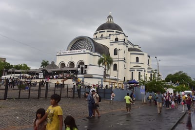 A pesar de la lluvia miles de personas fueron a Caacupé a cumplir sus promesas.