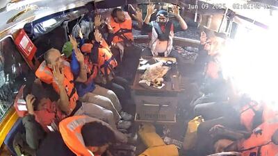 Los tripulantes del barco "Madleen" al ser interceptados por el Ejército de Israel, este lunes en el mar Mediterráneo.