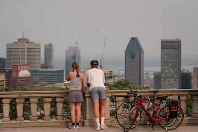 La gente mira la ciudad mientras se ve humo desde el chalet en la cima del Mont Royal en Montreal, Quebec, Canadá, el 5 de junio de 2023. Los incendios forestales que arden en el norte de Quebec están causando humo en las regiones bajas de Quebec y llegan incluso a Nueva York.