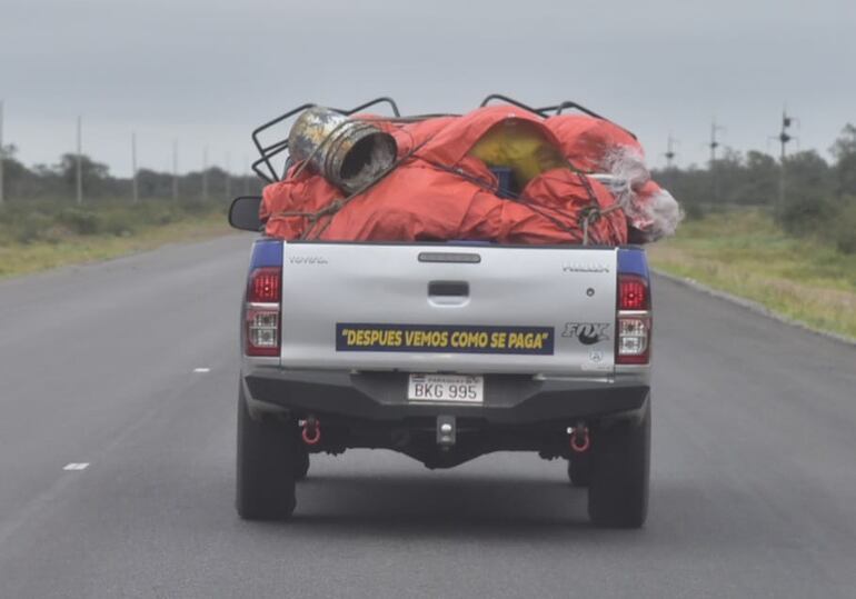 Una peculiar frase en la parte trasera de la camioneta de un aficionado camino al Rally del Chaco.