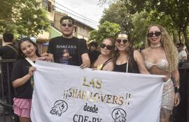 Un grupo de fans llegados desde Ciudad del Este para ver el concierto de Shakira.