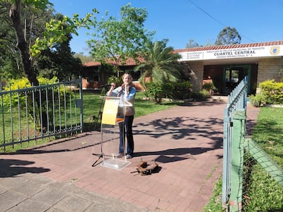 La candidata a la intendencia de Asunción, Soledad Núñez, frente a la sede de la Policía Municipal de Tránsito (PMT).