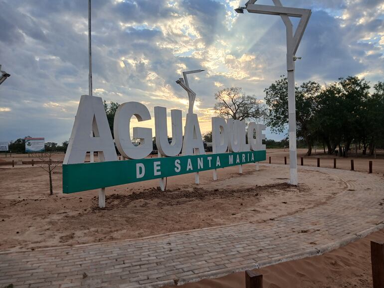 La rotonda de Agua Dulce une los dos principales caminos, el PY16 con Bolivia, y el PY14, con Bahía Negra.