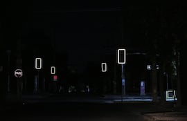 Fotografía de unos semáforos apagados este martes, en Santiago (Chile). Chile se preparaba para pasar una noche sin suministro eléctrico después de que fallaran los tres intentos por reparar el corte de energía ocurrido en la tarde del martes y que afectó al 99 % del país.