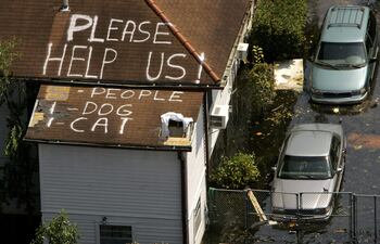 Un pedido de ayuda aparece en el techo de una casa inundada tras el paso del huracán Katrina en Nueva Orleans, Luisiana, el 4 de septiembre de 2005.