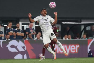 Diego León hace el esfuerzo para despejar el balón y desactivar el ataque del West Ham United, durante el amistoso sabatino desarrollado en Estados Unidos, con victoria del Manchester United por 2-1.