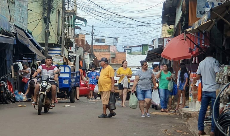 Alta concurrencia de compradores en el Mercado de Abasto Municipal