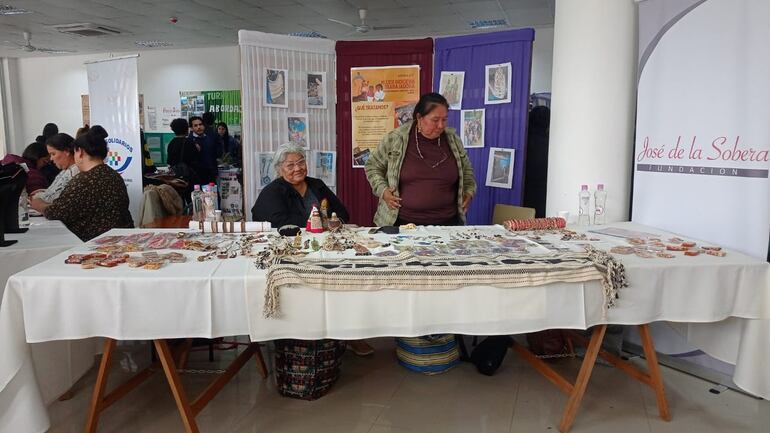 Miembros de la Asociación de Mujeres Indígenas Nivaclé ofrecen al público artesanías ancestrales. 