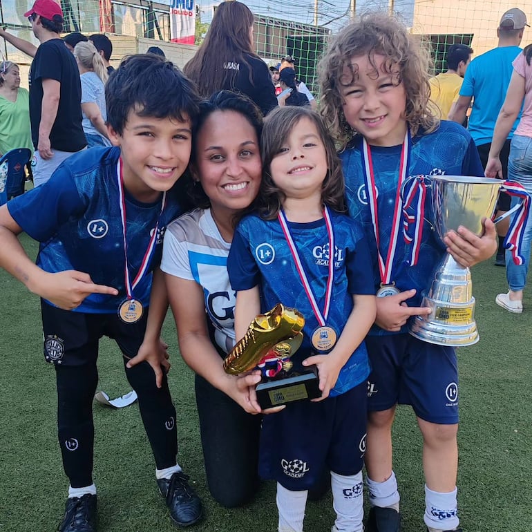 Los hermanos Noah, Gonzalo y Judah Olmedo Celano que sueñan con jugar en La Mesia del Barcelona FC en España tras ser convocados.