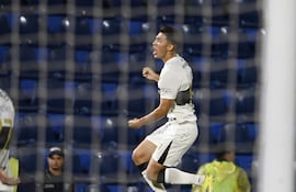 El nuevo futbolista de Olimpia, Rubén Darío Lezcano Portillo (22 años) festeja con todo el gol para la clasificación del Decano.